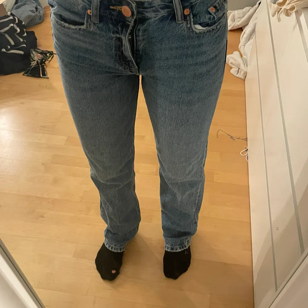 Ett par racka blåa jeans från PULL&BEAR i strl 34. Säljer då de ej kommer till användning.   Köpte dem för - 600kr Säljer dem för - 450kr. Jeans & Byxor.