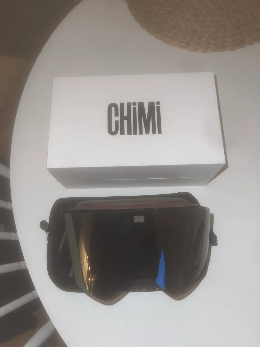 Säljer dessa snygga skidglasögon från Chimi Eyewear. Köpt vintern 2021. I färg brun.   Kommer med box och svart glasögonfodral. ☺️. Accessoarer.