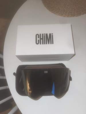 Säljer dessa snygga skidglasögon från Chimi Eyewear. Köpt vintern 2021. I färg brun.   Kommer med box och svart glasögonfodral. ☺️