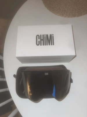 CHIMI SKIDGLASÖGON  - Säljer dessa snygga skidglasögon från Chimi Eyewear. Köpt vintern 2021. I färg brun.   Kommer med box och svart glasögonfodral. ☺️