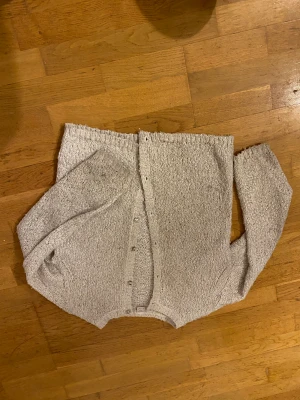 Tröja - Ganska så begagnat skick, sönder bredvid en knapp men annars inget fel på den, kom privat för fler bilder!