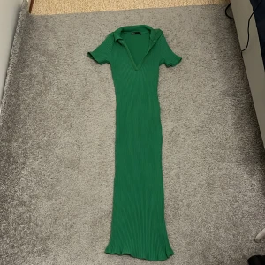 En grön tight klänning - En grön tight klänning i storlek S. Den har använts ett par gånger, trots det är den i relativt bra skick. Frakten står inte på mig. 