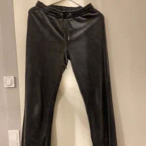 Mjukisbyxor  - Snygga mjukis från Ginatricot i sammet. Jag är 165 och byxorna är i storleken S