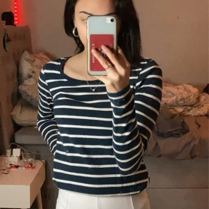  Randig tröja❣️ - Säljer en fin randig tröja som jag knappt har använt. Fint skick💓 Köparen står för frakten men kan också mötas upp i Östersund. 