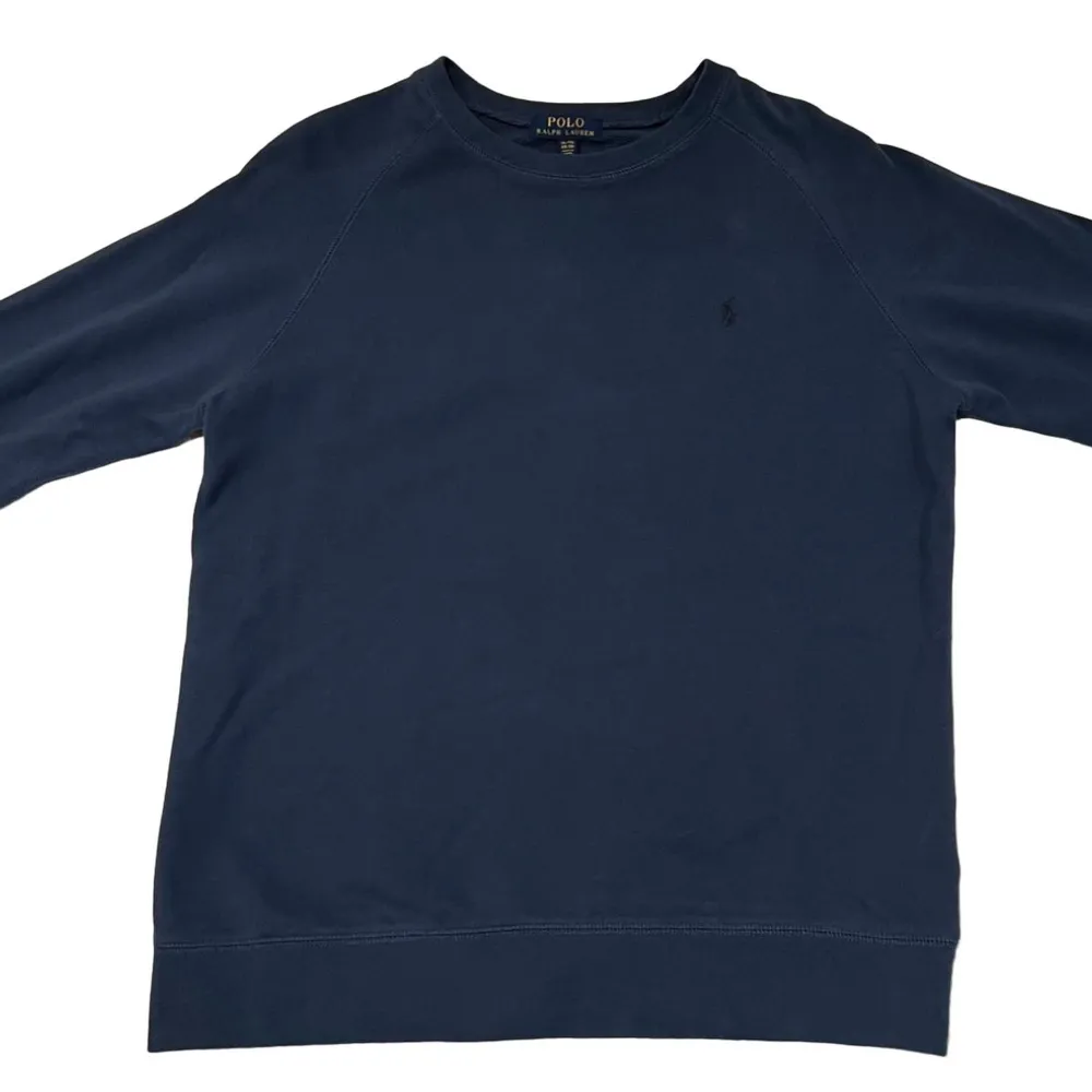 Ralph Lauren Cotton blend sweatshirt i blå och i fint skick. Är i storlek XL kids (169-174cm). Denna är lätt begagnad. . Tröjor & Koftor.