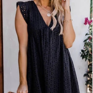 Svart klänning - Klänning med inbyggda shorts och fickor, aldrig använd, köptes för 350