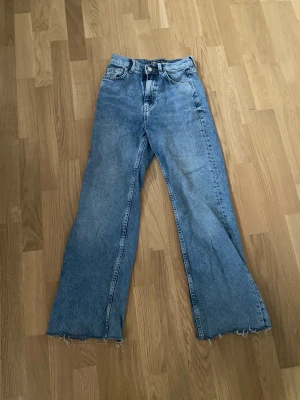 Jeans - Mörk blå vida jeans från New Yorker i storlek xxs. Säljer för att de inte kommer till användning. 