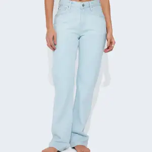 Midwaist jeans från Bikbok. De är använda några gånger, säljer pga av att de är lite för stora för mig. 