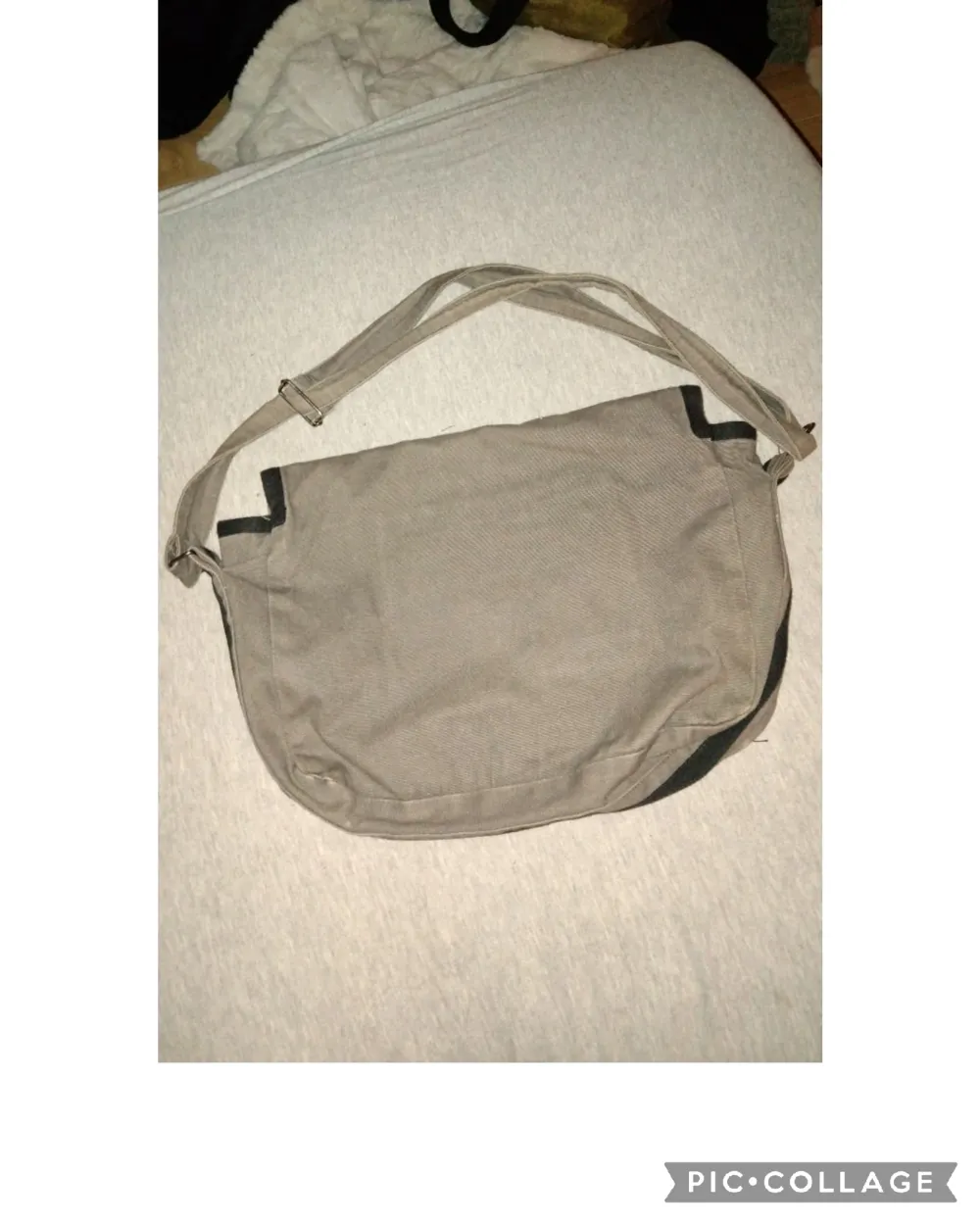 DKNY axel väska med justerbart band, köpt på seconhand och helt ok skick förutom att den har en liten synlig fläck (vet ej om det går att tar bort eller ej) har aldrig använt den. Först till kvarn!. Väskor.