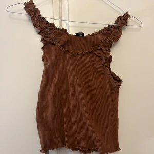 Linne - Brunt linne med ”krus”, från urban outfitters