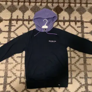 Snygg dickies hoodie i väldigt bra skick. Är i storlek small