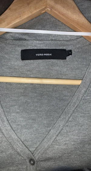 Kofta - Skit söt kofta från vero Moda, har använt den typ 3 gånger du jag inte fått användning för den. Den är i fint skick och den är i storlek S men passar som XS också! Frakt tillkommer, skriv för frågor eller mer bilder🤍