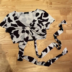 Ko-mönstrad croptop med knyt - Ko-mönstrad crop top med knyt och metalldetalj 🐄 🐮 