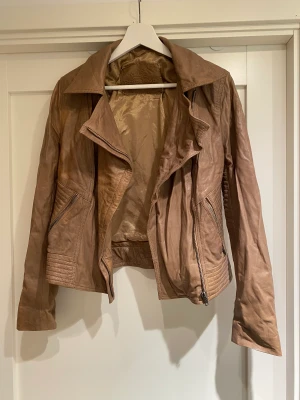 Skinnjacka från Primeboot - Beige skinnjacka från Primeboots i äkta läder. Storlek 38.