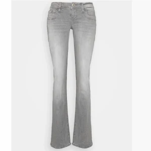 Lbt Jeans  - Lbt jeans köpta hör på Plick! Tyvärr för stora för mig så säljer vidare pågrund av detta kan jag inte skicka några bilder på.💗 Men hör gärna av er vid andra frågor.