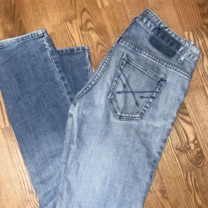 Jeans - Säljer ett par fina jeans för de inte kommer till användning! Köpta här på Plick är i fint skick! Lågmidja!