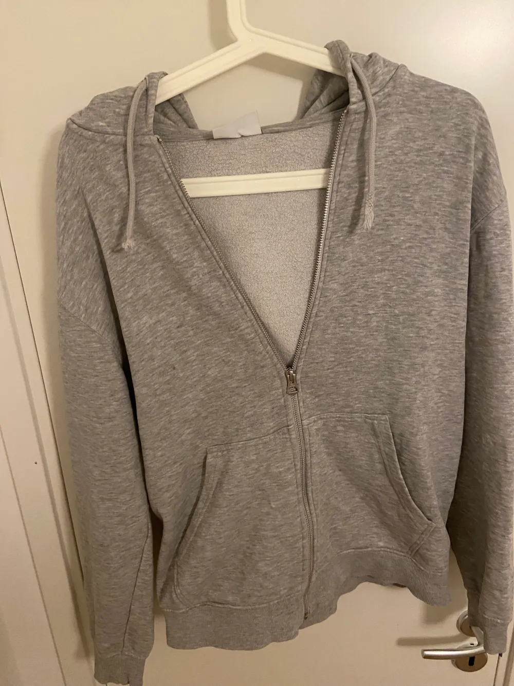 Nice grå ziphood från weekday, tröjan är använd men fortfarande gott skick. Storleken är S men lite liten i storleken. Säljes pga för liten😊. . Hoodies.
