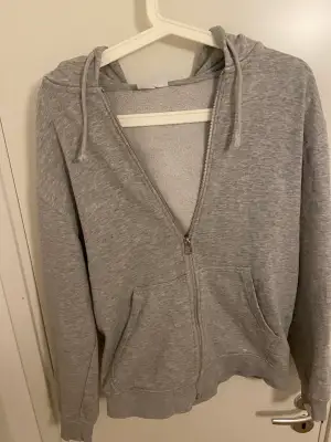 Nice grå ziphood från weekday, tröjan är använd men fortfarande gott skick. Storleken är S men lite liten i storleken. Säljes pga för liten😊. 