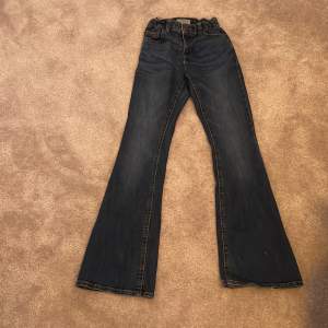 Säljer dessa utsvängda Lågmidjade jeans från Lindex i stolek 152 för 200 kr💗