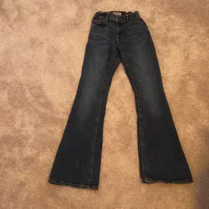 Säljer dessa utsvängda Lågmidjade jeans från Lindex i stolek 152 för 200 kr💗