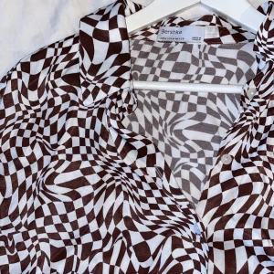 Skjorta  - Skjorta från bershka i snyggt rutit mönster, väldigt skön. Använd bara enstaka gånger. 