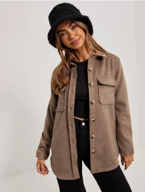 Kappa - Säljer denna otroligt fina kappan från Nelly som jag tycker passar perfekt till våren💕 den har storleken 34 och är i bra skick.