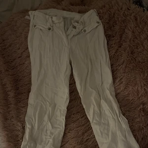Linnebyxor - Dessa linnebyxor har många fina detaljer så som fake fickor fram och bak samt spännen på sidorna. Står ingen storlek men passar mig på 170cm bra! Jag har även sytt resårband på insidan så att de sitter som mjukisbyxor i midjan. De är även lågmidjade. 