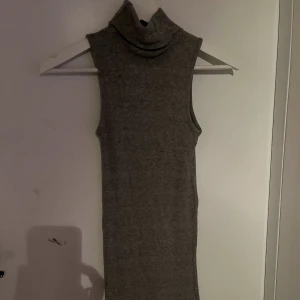 Klänning - Hej! Säljer en klänning som aldrig använt! Jag tror klänningen kommer från Ullared för kanske 5 år sen:) kan sänka priset. Köparen står för frakten 