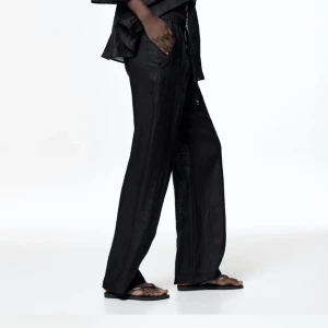 Linnebyxor från Zara - Svarta linnebyxor från Zara, använda några gånger men är fortfarande i väldigt fint skick🥰