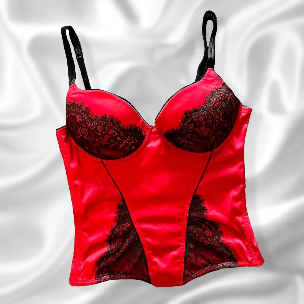 Sweet lil’ romantic red corset med svarta spetsdetaljer💋🖤Från CENSORED (ej lapp). Passar XS/S (midjemått 66cm, längd 34cm) & kuporna 75A/B 📏Superbekväm! 🤩Reglernara axelband & stängs med krokar i 3 inställningar. I najs skick ✨Frakt på 43kr tillkommer 💌. Toppar.
