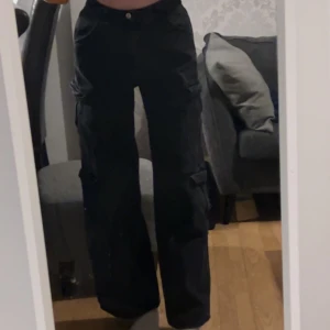 Byxor  - Använda Max 5 gånger inte riktigt min stil. Är 1,78 så byxorna e långa. Alla 4 fickor på sidorna e riktiga. Har hund å katt i hemmet 