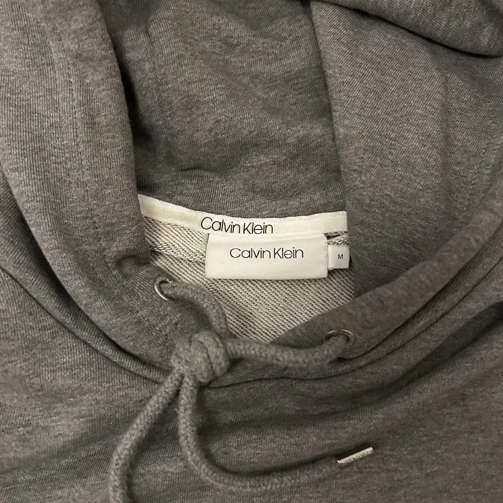 Calvin Klein hoodie i storlek M. Säljer den då jag växt ur den och inte har den till någon användning. Den är som ny utan några skador. . Hoodies.
