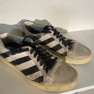 Off-White Sneakers - Off-White Sneakers Designade med en distressed look Storlek 40 Kommer med box Om du undrar något är det bara att fråga! 