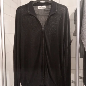 Stone Island zip tröja  - Den är i bra skick äkta köpt i London storlek M passar bra till alla 