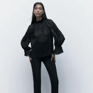 Svart blus zara - Så fin svart blus ifrån zara som är helt ny med lapp kvar. Passar perfekt till både skola och fest, säljer pga att den inte passa. Går inte att köpa längre, nypris 499kr.❤️❤️