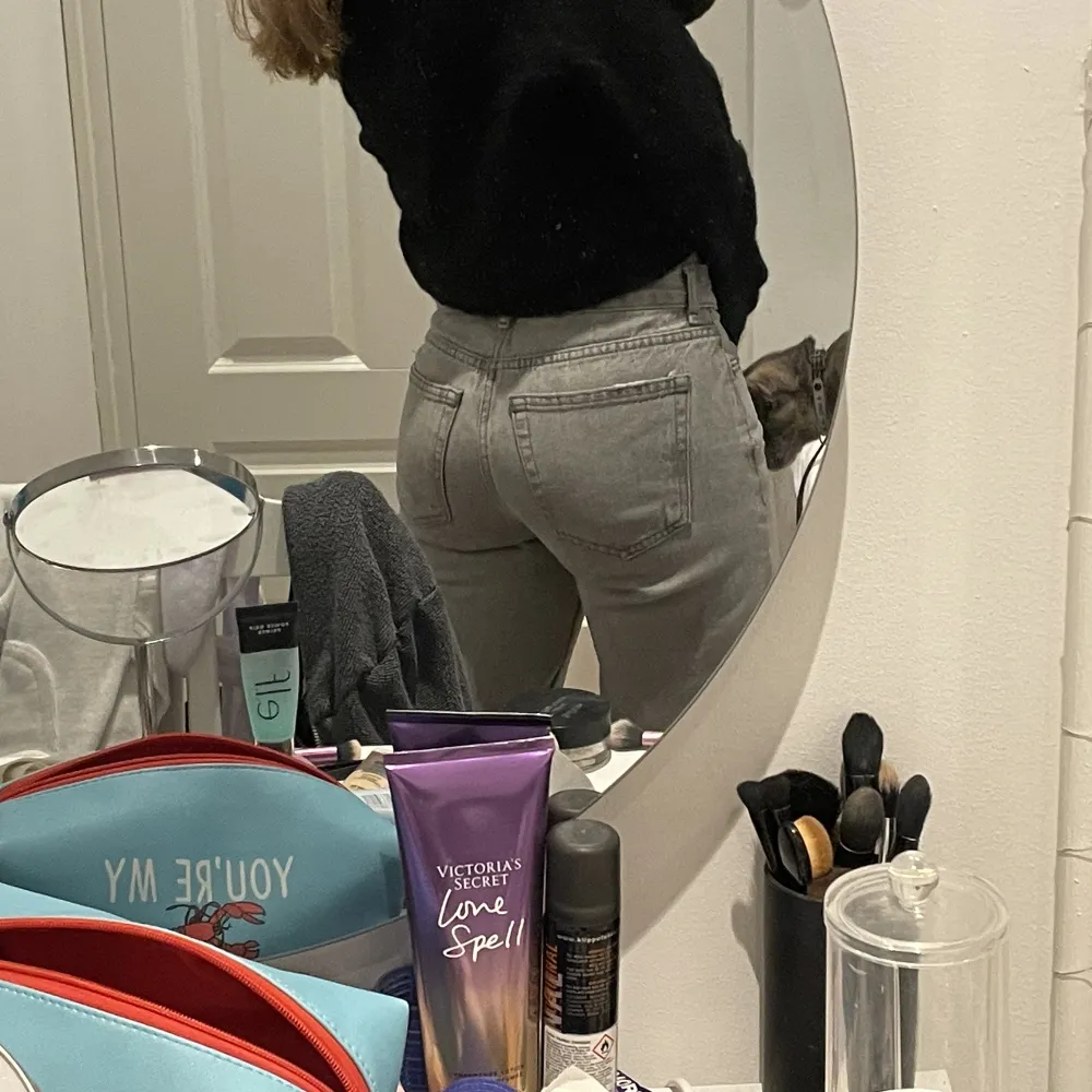 Superfina gråa midwaist jeans från gina, använda fåtal gånger och i superfint skick!❤️. Jeans & Byxor.