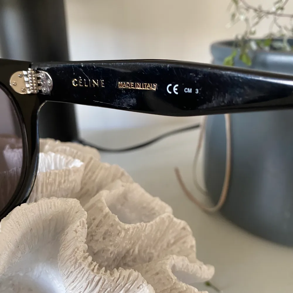 Solglasögon från Celine. Modellen heter Audrey (CL 41755). Har en del repor på skalmar och lite bruksslitage på glasen, därav priset.. Accessoarer.