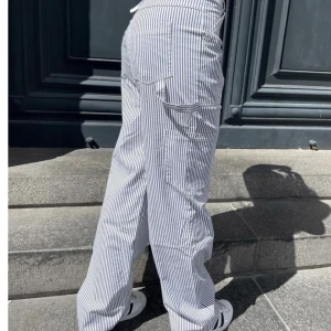 Byxor från Design by Si🤍💙 - Helt nya byxor från Design by Si, aldrig använda och med prislapp kvar. Sitter perfekt på en M och snyggt oversized på en S💗💗 Kostar 750 kr nya 🥰