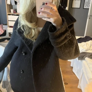 Arket kappa - Säljer min skit snygga arket kappa. St 34 !! Kan skicka bild privat på den😀💕nypris 1750 säljer för 1150. Många är intresserade så sätter direkt pris på 1300