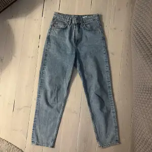 Weekday mom jeans, size 26:28, never worn, as seen on Leia in Snabba Cash tv show