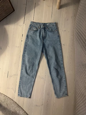 WEEKDAY mom jeans size 26:28 - Weekday mom jeans, size 26:28, never worn, as seen on Leia in Snabba Cash tv show