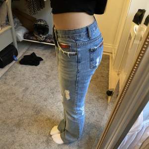 Coola jeans, står i storlek i byxorna men passar mig som har 34-38. Märket ”saxx”. 