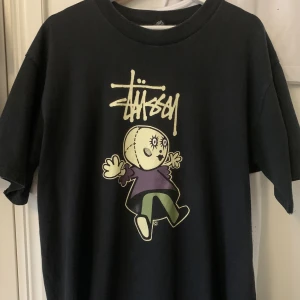 Stussy doll T-shirt - Intressekoll, Stussy T-shirt. Storlek L Kolla gärna in mina andra plagg i min profil :)
