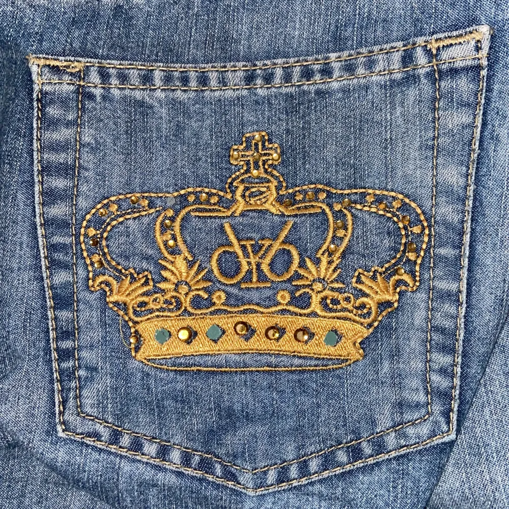 jag säljer dessa lowwaist bootcut Victoria Beckham jeans då jag aldrig använder dem. dragkedjan är lite trög och några diamanter saknas men annars i mycket bra skick. köpte av en annan tjej på plick. priset kan diskuteras men köp direkt för 700. puss❤️. Jeans & Byxor.