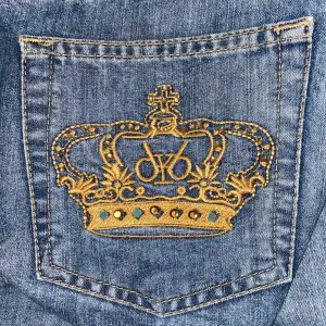 jag säljer dessa lowwaist bootcut Victoria Beckham jeans då jag aldrig använder dem. dragkedjan är lite trög och några diamanter saknas men annars i mycket bra skick. köpte av en annan tjej på plick. priset kan diskuteras men köp direkt för 700. puss❤️