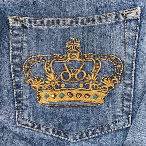 jag säljer dessa lowwaist bootcut Victoria Beckham jeans då jag aldrig använder dem. dragkedjan är lite trög och några diamanter saknas men annars i mycket bra skick. köpte av en annan tjej på plick. priset kan diskuteras men köp direkt för 700. puss❤️