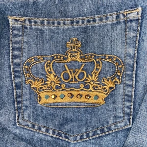 Victoria Beckham jeans - jag säljer dessa lowwaist bootcut Victoria Beckham jeans då jag aldrig använder dem. dragkedjan är lite trög och några diamanter saknas men annars i mycket bra skick. köpte av en annan tjej på plick. priset kan diskuteras men köp direkt för 700. puss❤️