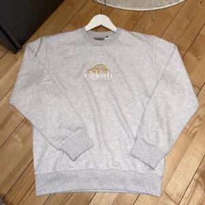 Carhartt sweatshirt  - Helt ny carhartt sweatshirt i storlek S. Superfint skick, endast använd en gång. Säljes då den inte passar 
