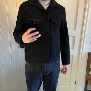 Filippa K jacka - Filippa K kort rock/jacka. Ganska tjock så lämpad för vinter. Storlek L/50, men sitter som M/48. Hängaren vid nacken är tyvärr trasig, annars gott skick. Kan mötas upp i Göteborg, köpare står för frakt. Kan samfrakta.