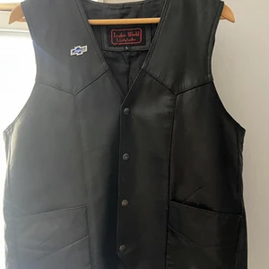 Läder väst - Storlek L , jätte fint skick knappt använd.